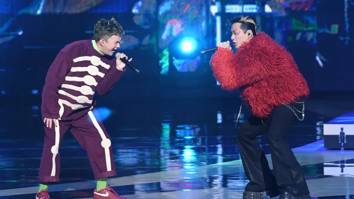 ▲第59屆金鐘獎節目類頒獎典禮今（18）日於台北流行音樂中心正式登場，第二段表演由金曲歌王許富凱（左）與Marz23（右）合作演出，燃炸全場，在網路上掀起熱議，不少網友都驚呼：「真的是拯救了這次典禮。」（圖／三立提供）