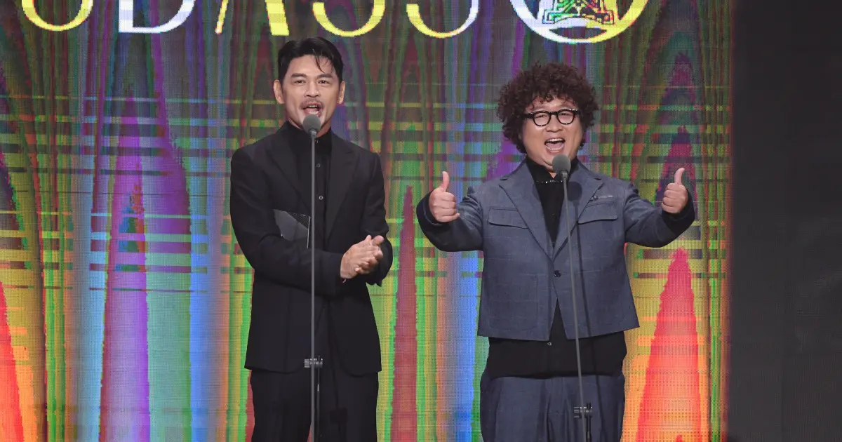 ▲阿Ken（右）、納豆（左）擔任金鐘獎節目類頒獎典禮頒獎人，展現神默契。（圖／翻攝自YouTube 金鐘獎 Golden Bell Awards）