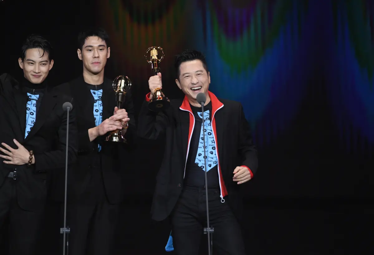 ▲庾澄慶（右）打敗Lulu、王彩樺等勁敵，領軍《騎吧！哈林小隊》主持群奪益智及實境節目主持人獎。（圖／三立提供）