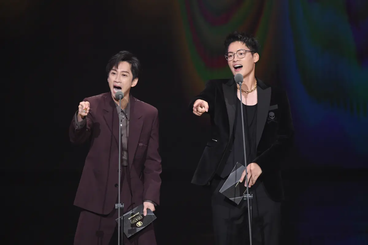 ▲陳漢典搭檔許孟哲（右）頒發第59屆金鐘獎的「益智及實境節目主持人獎」，揭曉獎項前「陳漢典竟然哈林（庾澄慶）上身」，豈料下一階段「哈林就得獎」，陳漢典的舉動就被聯想是「神預言」。（圖／三立）