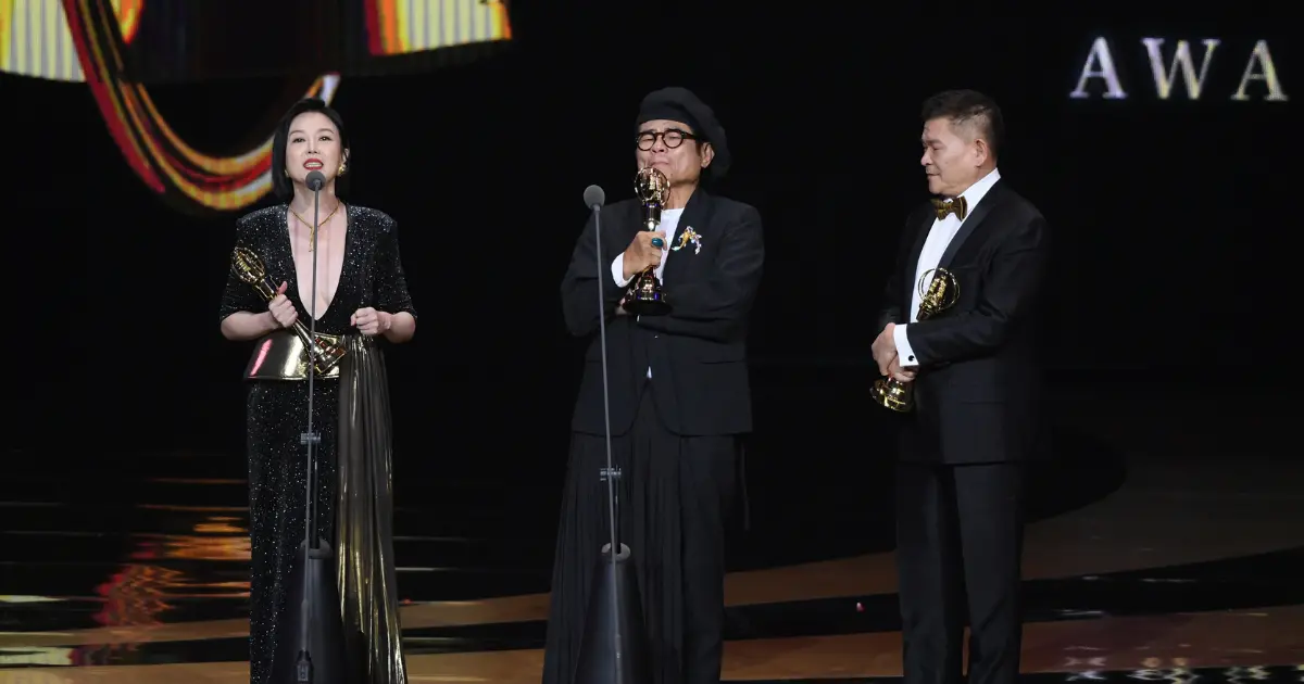 ▲在金鐘獎頒獎典禮上，苗可麗（左）、許效舜（中）、澎恰恰（右）3人的節目《超級夜總會》勇奪綜藝節目主持人獎。（圖／金鐘獎 Golden Bell Awards YouTube）