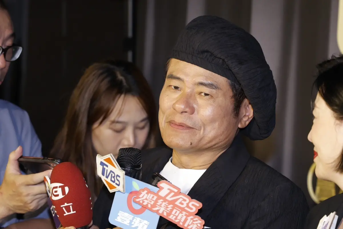 ▲許效舜昨被民眾直擊闖紅燈，他也透過經紀人道歉，表示當時趕時間，沒注意到交通號誌的變化。（圖／記者李政龍攝）