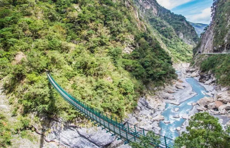 ▲太魯閣國家公園崇山峻嶺,很難設立高壓電塔,台電必須要依據相關建設才可能完成電網建設,才有可能補齊這最後的缺口。(圖/太魯閣國家公園官網)