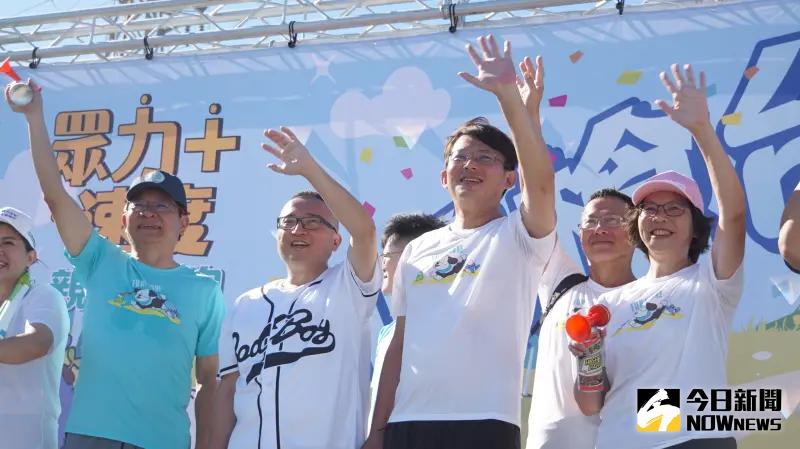 ▲台灣民眾黨在新北微風運河舉辦「眾力加速度 親子路跑FunRun」，包括立委黃國昌(右二)、前立委蔡壁如（右一）等人參加。（圖／記者呂炯昌攝，2024.10.19）