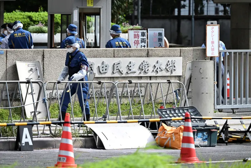 ▲日本19日清晨發生男子拿汽油彈丟執政黨位於東京的本部、隨後還開車衝撞首相府的事故。（圖／美聯社／達志影像）