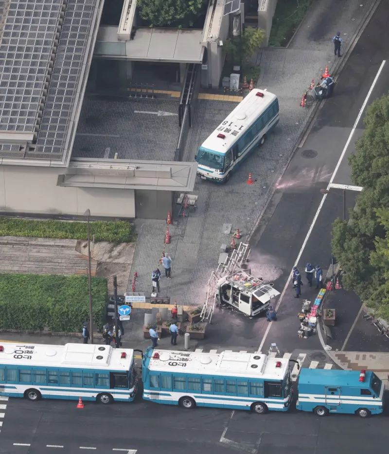 ▲男子隨後又開車衝撞首相官邸，撞上路障，最後遭警方逮捕。（圖／美聯社／達志影像）