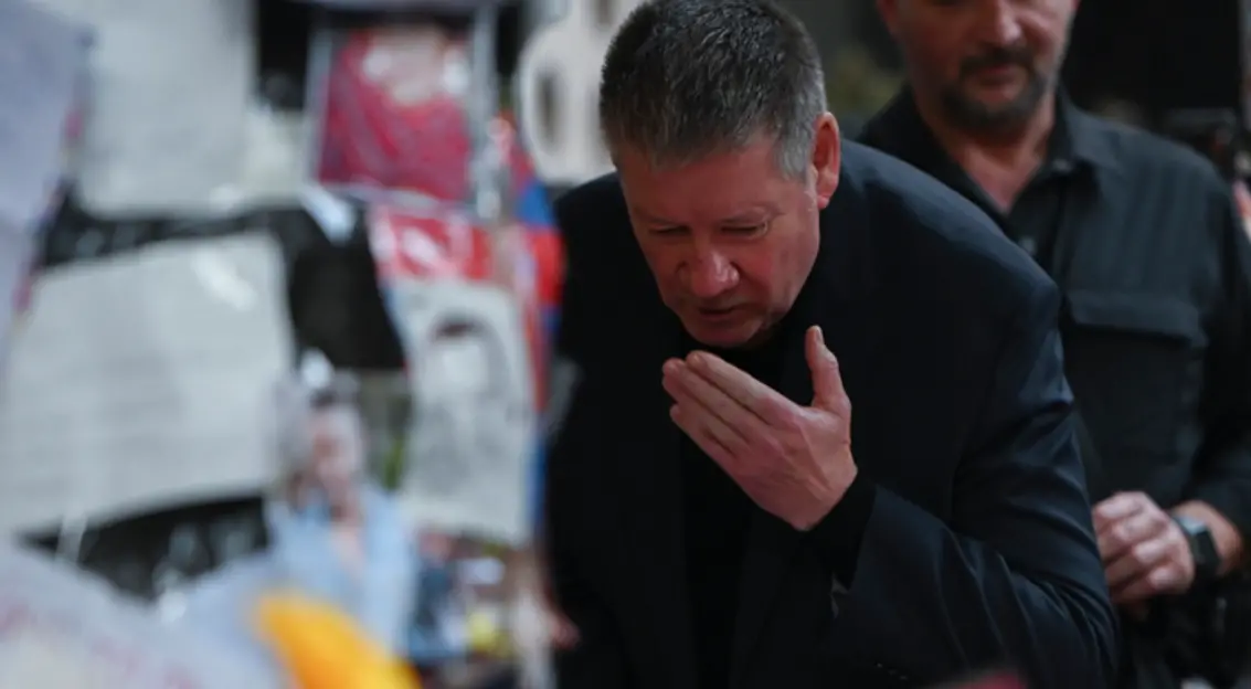 ▲連恩潘恩（Liam Payne）的爸爸傑夫潘恩（Geoff Payne）今日趕赴阿根廷認屍，在現場悲痛吻了連恩的照片。（圖／美聯社／達志影像）