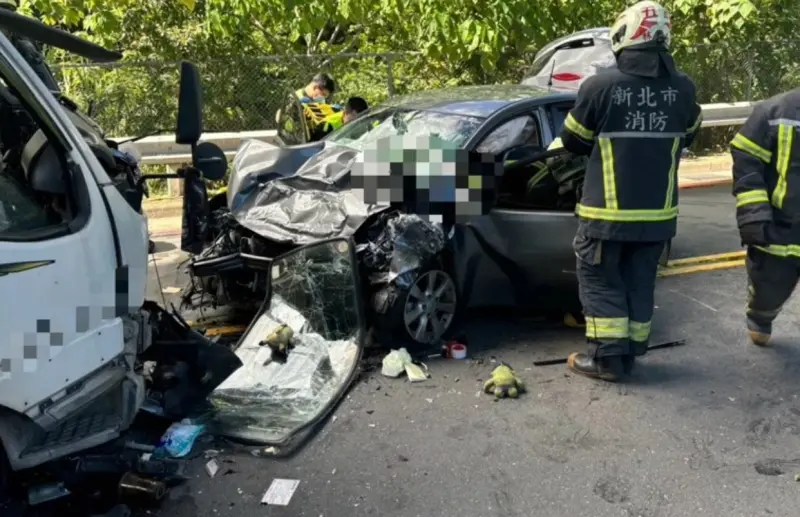 ▲19日上午，新北市五股區發生車禍事故，小客車與對向道的小貨車碰撞，事故共釀4人受傷送醫，詳細經過仍待調查。（圖／翻攝畫面）