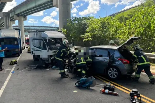 ▲19日上午，新北市五股區發生車禍事故，小客車與對向道的小貨車碰撞，事故共釀4人受傷送醫，詳細經過仍待調查。（圖／翻攝畫面）