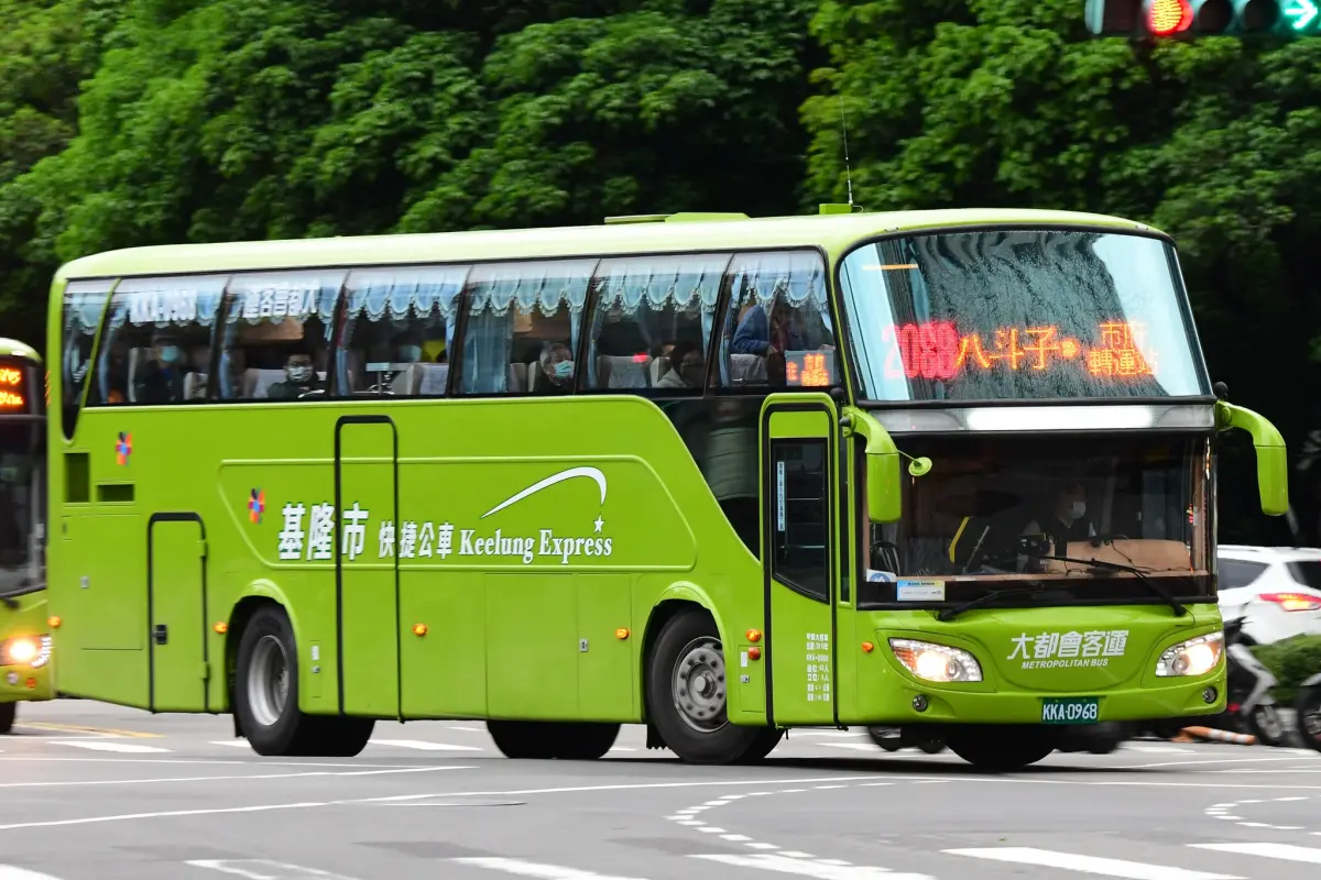 ▲基隆到台北快捷公車2088客運11月2日將調整票價，從海科館至市府轉運站全票調整為64元、半票調整為32元。（圖／阿努拜交通踏破雜記臉書）