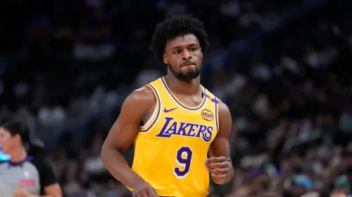 ▲湖人後衛「皇子」Bronny James在出賽4場後場均僅繳出1分,便隨即遭湖人下放發展聯盟。(圖/美聯社/達志影像) ▲湖人後衛「皇子」Bronny James整季共出賽18場G聯盟比賽,場均18.6分、4.8助攻、4.6籃板。(圖/美聯社/達志影像)