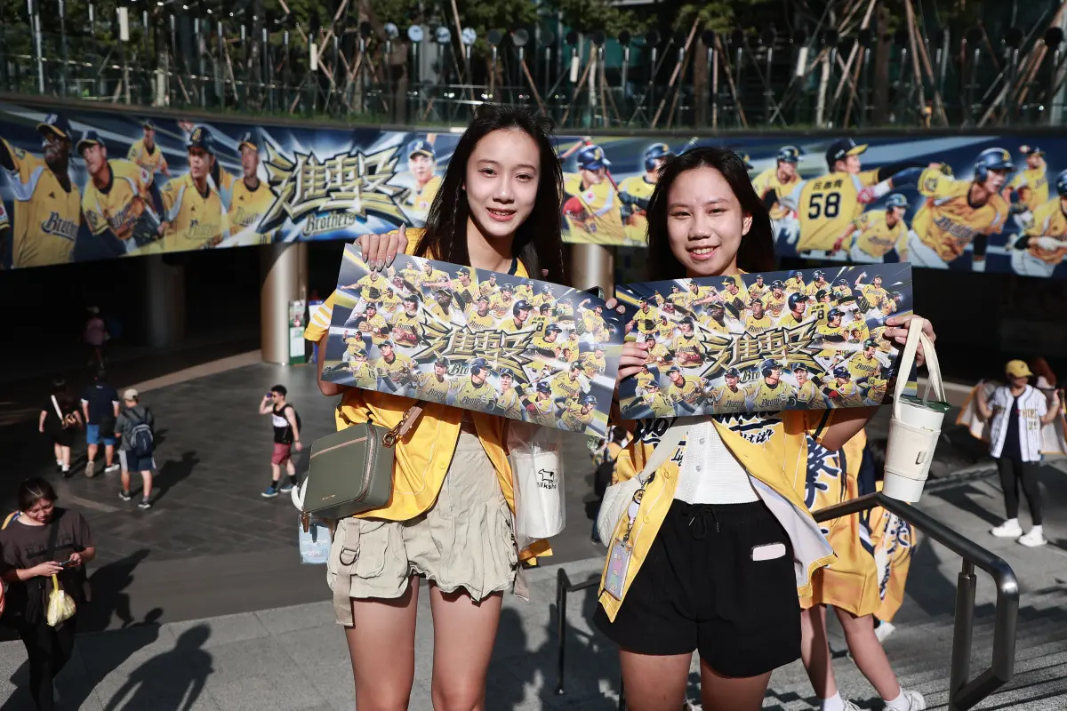 ▲中信兄弟正妹球迷進場力挺兄弟。（圖／記者葉政勳攝）