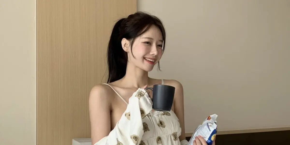 ▲南韓啦啦隊女神李雅英，今（13）日驚喜現身台北大巨蛋觀看「台韓大戰」，還穿著性感白色緊身衣，面對不少粉絲要求合照更是來者不拒，甚至還有球員要求拍照。（圖／IG yyyoungggggg）