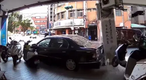蘆洲男酒駕釀禍!倒車突爆衝撞進騎樓 5機車遭撞翻離譜畫面曝光