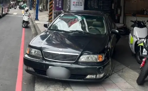 今(19)日中午,新北市蘆洲區一名65歲陳姓男子,酒後開車撞進騎樓內,其酒測值達0.63/L,全案依公共危險罪移送偵辦。(圖/翻攝畫面) ▲今(19)日中午,新北市蘆洲區一名65歲陳姓男子,酒後開車撞進騎樓內,其酒測值達0.63/L,全案依公共危險罪移送偵辦。(圖/翻攝畫面)