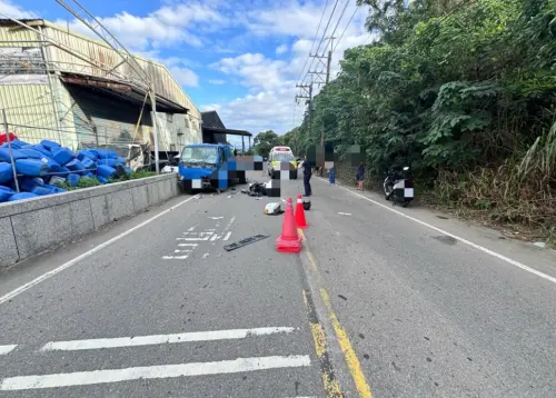 ▲19日下午，新北五股民義路二段，發生死亡車禍，一名機車騎士與小貨車碰撞，騎士因撞擊力拋飛失去生命跡象，送醫搶救宣告不治。（圖／翻攝畫面）