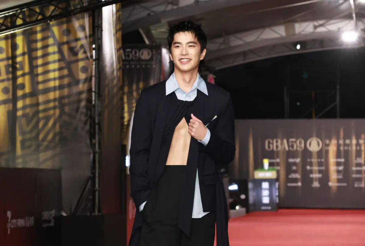 ▲曾敬驊是金鐘獎連續兩天頒獎典禮上，難得在星光大道上露出腹肌的男星代表。（圖／記者陳明安攝）