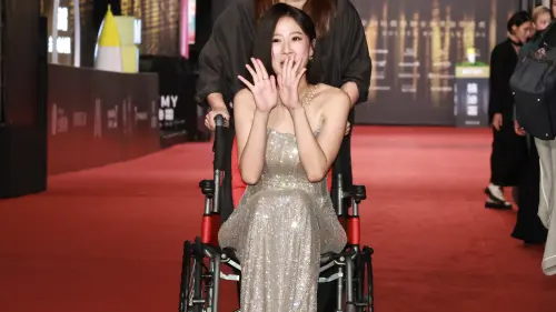 ▲以《有生之年》入圍第59屆金鐘獎女配角獎的方志友因為受傷坐輪椅登場，聽聞楊銘威說她跌倒是幫他擋煞，直言：「送他白眼」。（圖／記者陳明安攝）