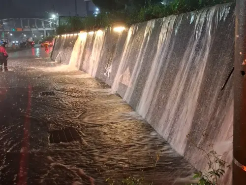 豪雨襲基隆！暖暖車站「水淹軌道」民眾困火車　驚見整牆瀑布狂洩
