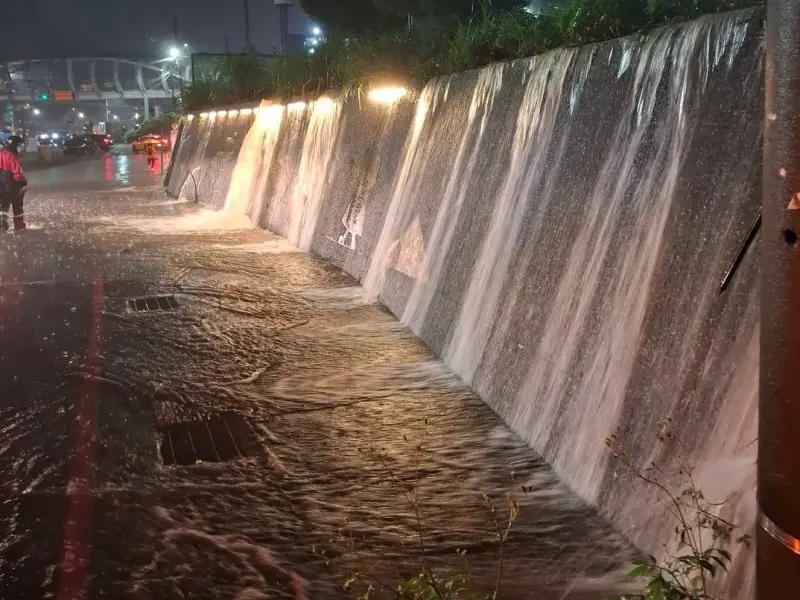 ▲暖暖車站稍早傳出淹水災情，有民眾拍攝畫面，驚見車站牆面多條水流宛如瀑布般洩下，畫面相當驚人。（圖／取自臉書社團「基隆語」）