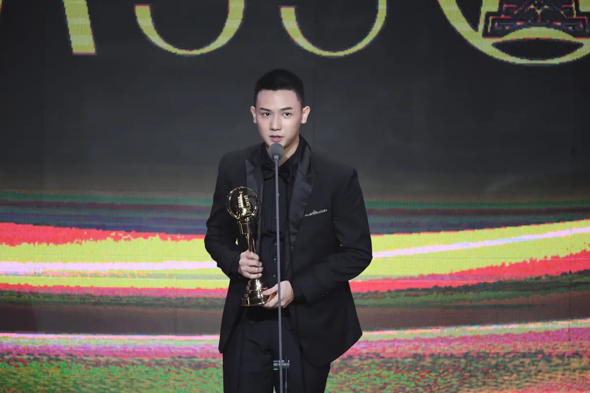 ▲謝展榮奪下第59屆金鐘獎戲劇節目最具潛力新人獎，致詞時林心如在台下泛淚，不過謝展榮感言卻沒提到爸爸謝祖武。（圖／三立）