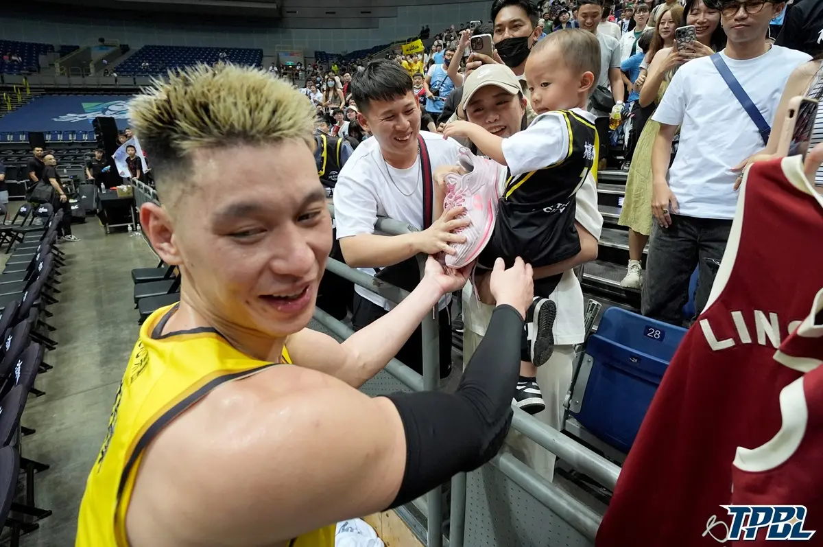 ▲對於為何突然想要「改頭換面」，林書豪受訪時表示因為不知道未來還可以打多久，因此老婆鼓勵他在場上展現更多個性。（圖／TPBL提供）