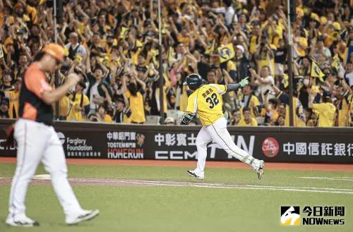 ▲中信兄弟曾頌恩回憶黃色彩帶拋下瞬間,直言那是去年印象最深刻的比賽。(圖/記者葉政勳攝 , 2024.10.19) ▲中信兄弟曾頌恩回憶黃色彩帶拋下瞬間,直言那是去年印象最深刻的比賽。(圖/記者葉政勳攝 , 2024.10.19)