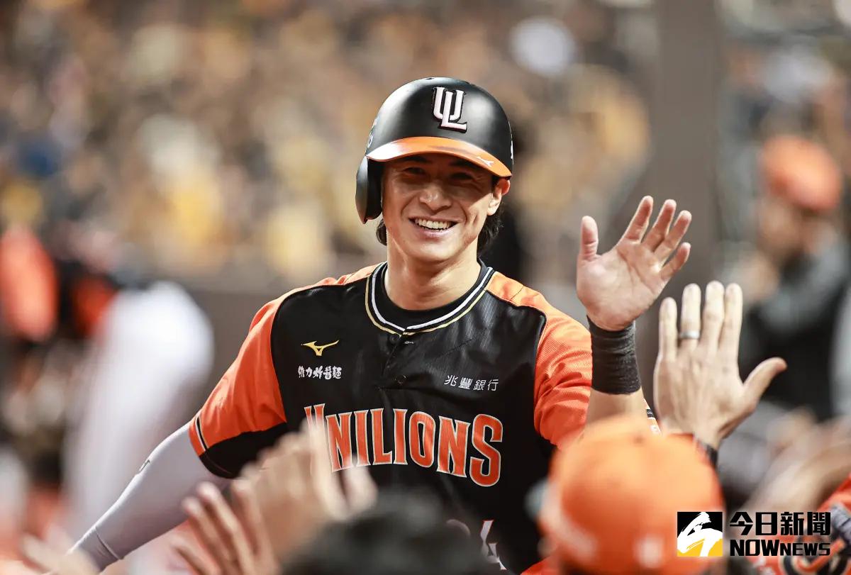 ▲陳傑憲最快明年底，有望成為中職下一個億元男，他表示對稱號沒有太多想法，球團認為他有多少價值比較重要。（圖／記者林子翔攝）