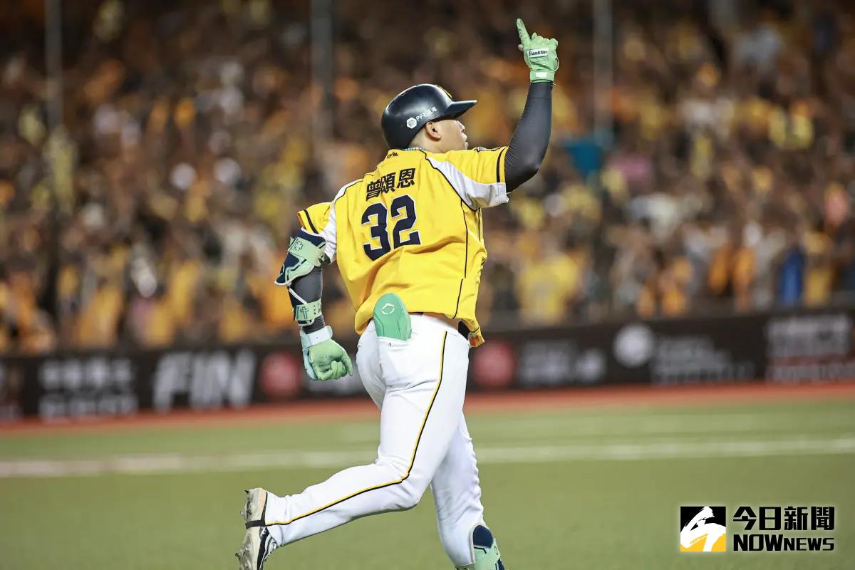 ▲「前幾年覺得自己的技術上不了檯面，想說如果再沒有什麼表現機會，就會被釋出。」中信兄弟外野手「魚住」曾頌恩在接受《Nownews今日新聞》訪問時，回憶自己去年的驚奇之旅，他相當感謝總教練平野惠一的指導，也輕鬆看待「巨蛋王」的稱號，並分享穿回「1號」」的原因。（圖／記者葉政勳攝 , 2024.11.17）