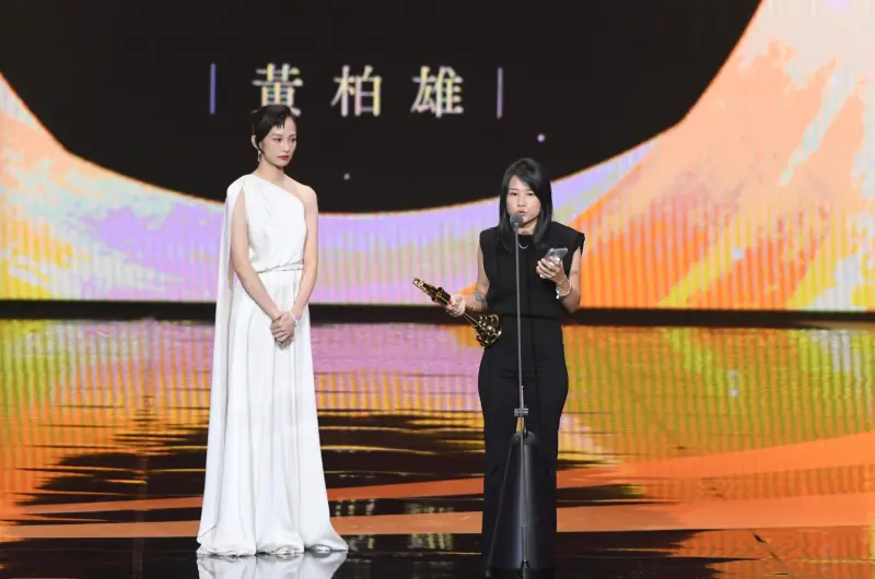 ▲黃柏雄遺孀Una在金鐘獎台上致詞，忍不住哽咽，向資方喊話。（圖／三立提供）