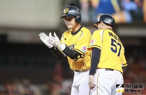 ▲中信兄弟捕手高宇杰敲出一壘安打。(圖/記者葉政勳攝 , 2024.10.19) ▲中信兄弟捕手高宇杰新賽季薪水為38萬。(圖/記者葉政勳攝 , 資料照)