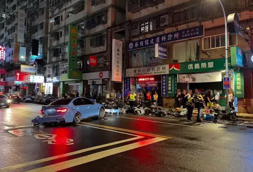 新北土城深夜車禍!BMW失控撞小客車 再撞路邊店家、14機車全爛