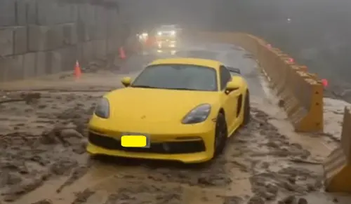 東北季風增強挾豪雨！陽金公路土石坍方　保時捷受困動彈不得
