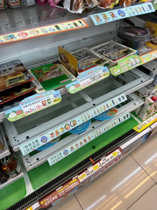 ▲49元特價的便當品項已經被掃空。（圖／記者潘毅攝）