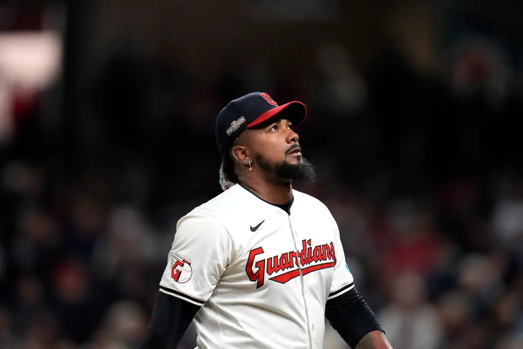 ▲綜觀今年美聯冠軍系列賽，守護者隊牛棚原先引以為傲的投手「4本柱」，最終就有3人有掉分紀錄，尤其又以當家終結者Emmanuel Clase糟糕的表現最為致命。（圖／美聯社／達志影像）