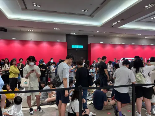 ▲任天堂迎接快閃店的首個假日，內部人員透露周五開始人潮陸續出現，且入場規定改變，不需要領入場券，目前改為「現場排隊等候入場制」週六、日至少需要排隊一小時起跳才能進場。（圖／記者徐銘穗攝）