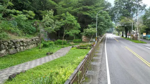 ▲「泰雅之鏈」台8線17.6k-20k於和平國小學區規劃道路介面，設置通學庇護步道，守護學童上下課安全。（圖／公路局）