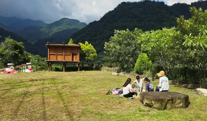 ▲泰雅穀倉具當地部落文化意涵，遊客賞景同時可親近認識泰雅部落的生活文化特色。（圖／公路局）