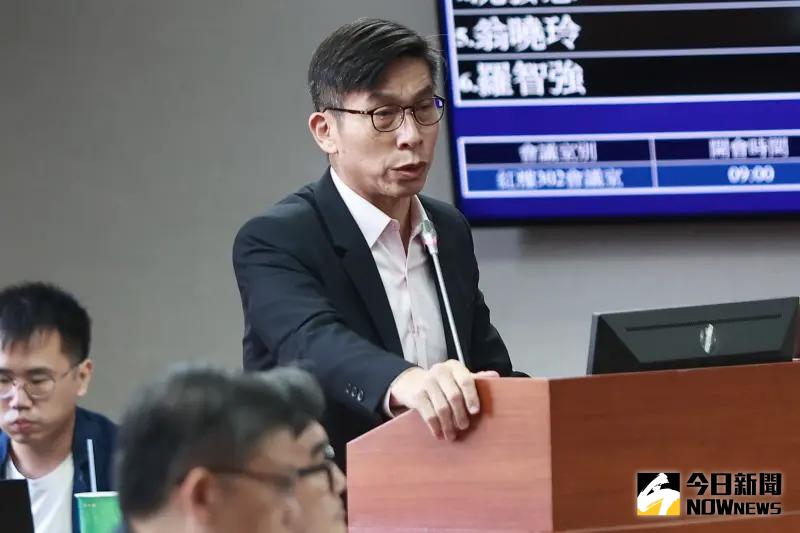 ▲民進黨立委鍾佳濱提問,是否能請周萬來備詢。(圖/記者葉政勳攝,2024.10.21)