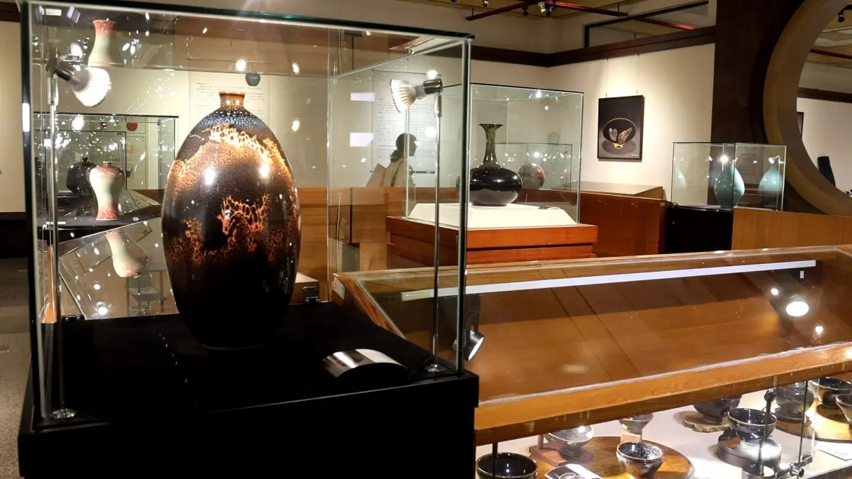 ▲台灣陶藝大師邵椋揚專注於宋代天目釉技法創作，即日起至11月17日，台中港區藝術中心展出(圖／柳榮俊攝2024.10.22)