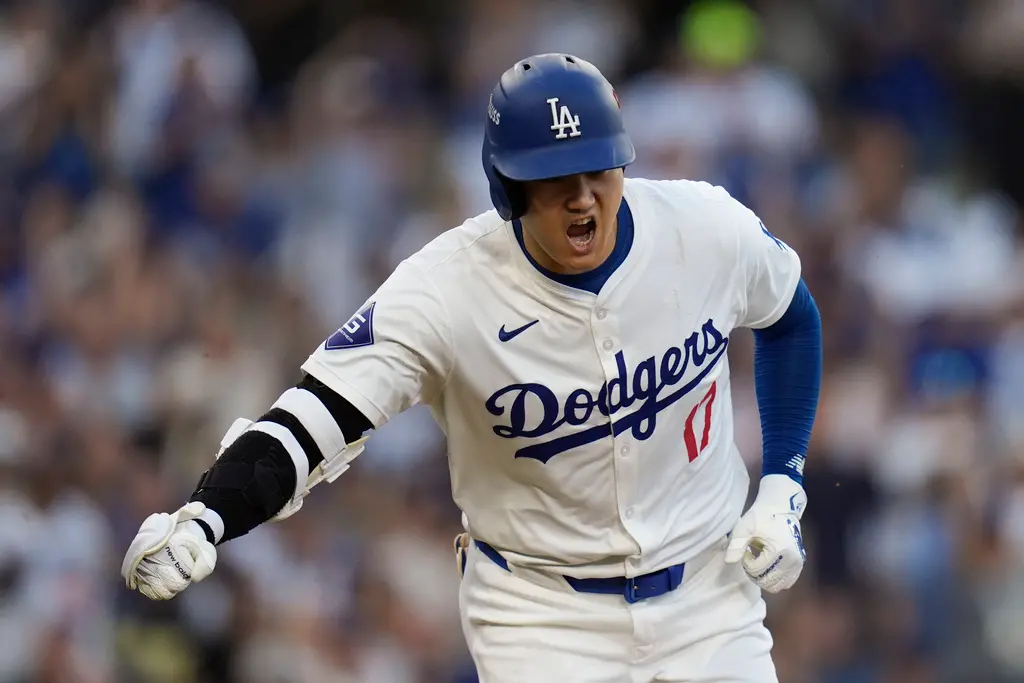 ▲洛杉磯道奇投手大谷翔平在世界大賽G2盜壘受傷後接受左肩手術，球團對他回歸「二刀流」存疑，但專家認為即便專注打者身份，大谷仍值10年225億台幣。（圖／美聯社／達志影像）