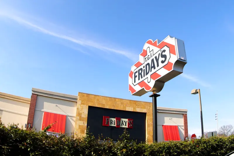 ▲美國休閒連鎖餐廳「星期五美式餐廳（TGI FRIDAYS）」正陷入財務困境，傳出準備對外尋求銀行等機構額外融資，同時也考慮在未來數周內，正式聲請破產保護。（圖／美聯社／達志影像）