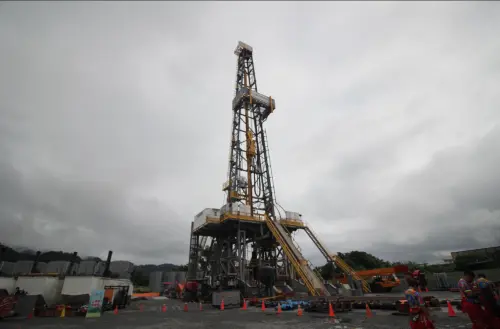 ▲2024年10月選擇在宜蘭員山進行深層地熱井鑽探工程，員山1號井在2025年9月抵達目標深度4028公尺，測得井底溫度約143.6°C。（圖／記者鍾泓良攝影）