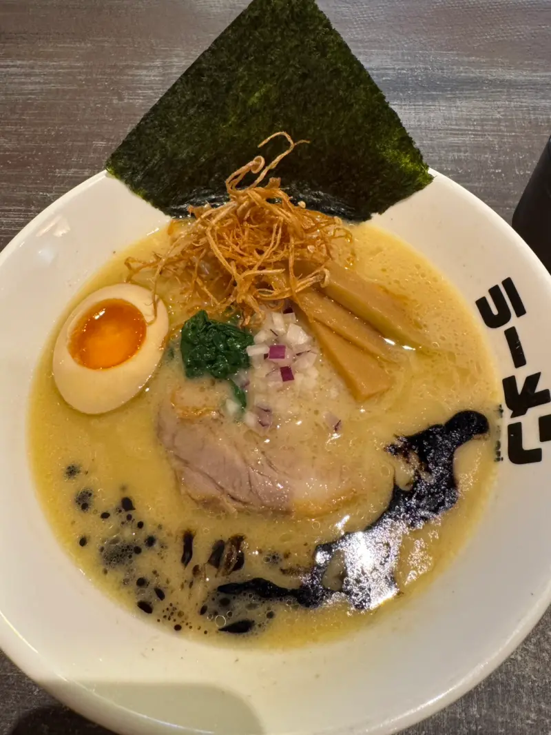 ▲日本拉麵湯頭大多十分濃郁,麵吃完之後,再將一碗白飯泡下去的吃法已經是日本人的習慣。(示意圖/記者潘毅攝)
