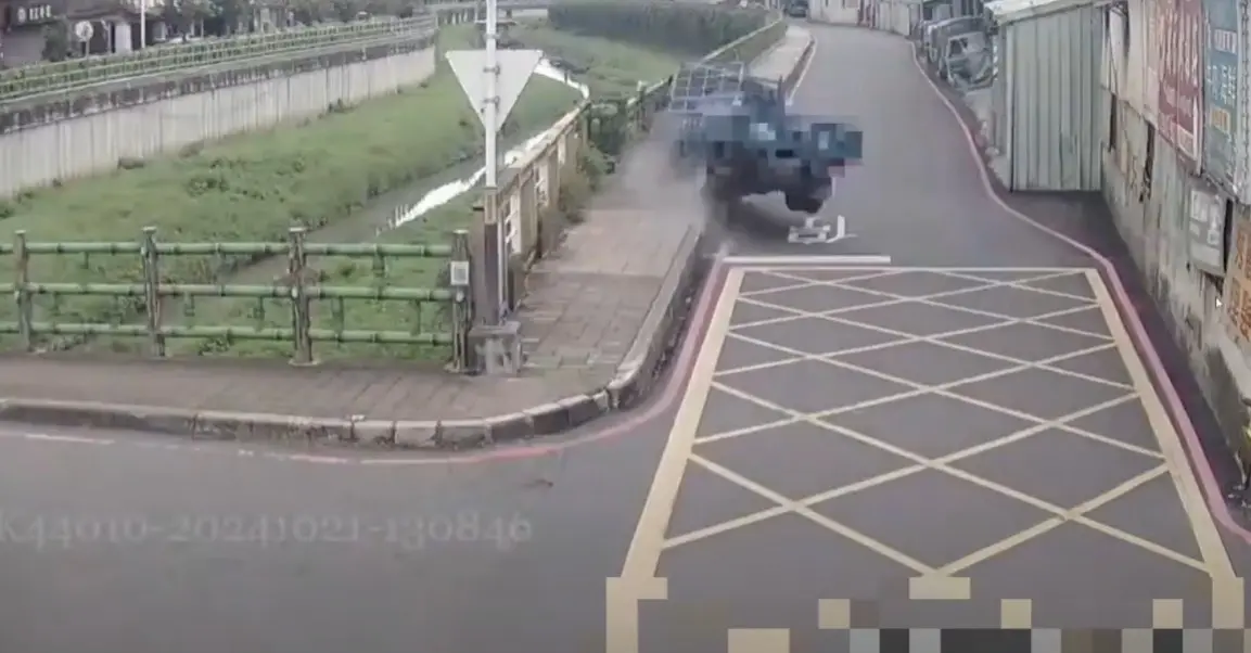▲21日上午，陳姓男子駕駛貨車，行經新北市蘆洲區永安大橋時，左轉時突然失控衝向路旁人行道，更直接撞斷護欄，整台車險些墜落鴨母港溝。（圖／翻攝畫面）