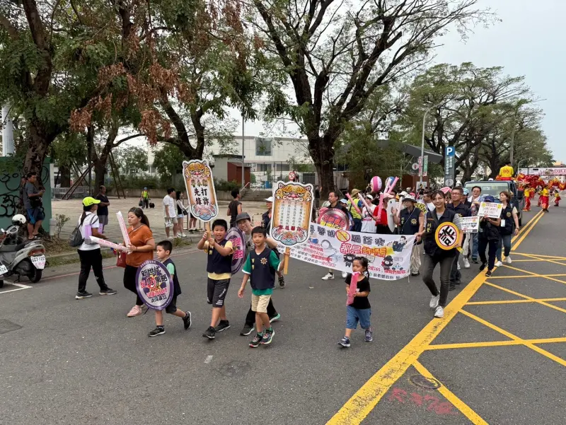 ▲屏警用「警衣衛」打詐先鋒與表演宣導防詐創意Q版「警衣衛」特別吸睛。（圖／屏縣警局提供）