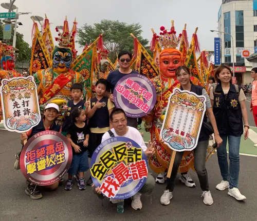 ▲宣導團手持圖卡看板，與玉皇宮電音三太子神偶共同在街頭表演。（圖／屏縣警局提供）