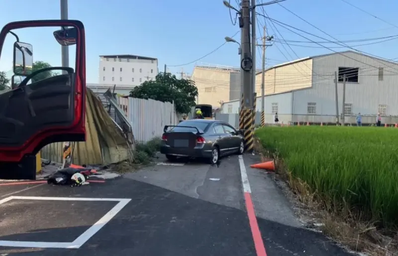 ▲21日下午，台中市大里區發生死亡車禍，張姓男子駕駛小客車自撞電桿，頭部重創傷重不治，詳細車禍原因還需再釐清。（圖／翻攝畫面）