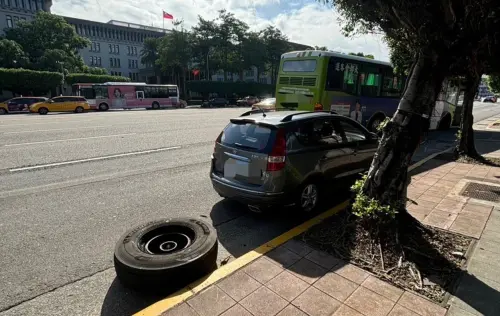 凱達格蘭大道車禍！公車前輪胎「離家出走」噴飛　撞凹小客車車尾
