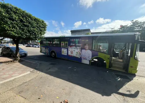 ▲今（21日）下午，一台大都會客運公車，行經北市中正區凱達格蘭大道，未料途中公車的右前輪胎「直接離家出走」，撞到路邊臨停的小客車。（圖／翻攝畫面）